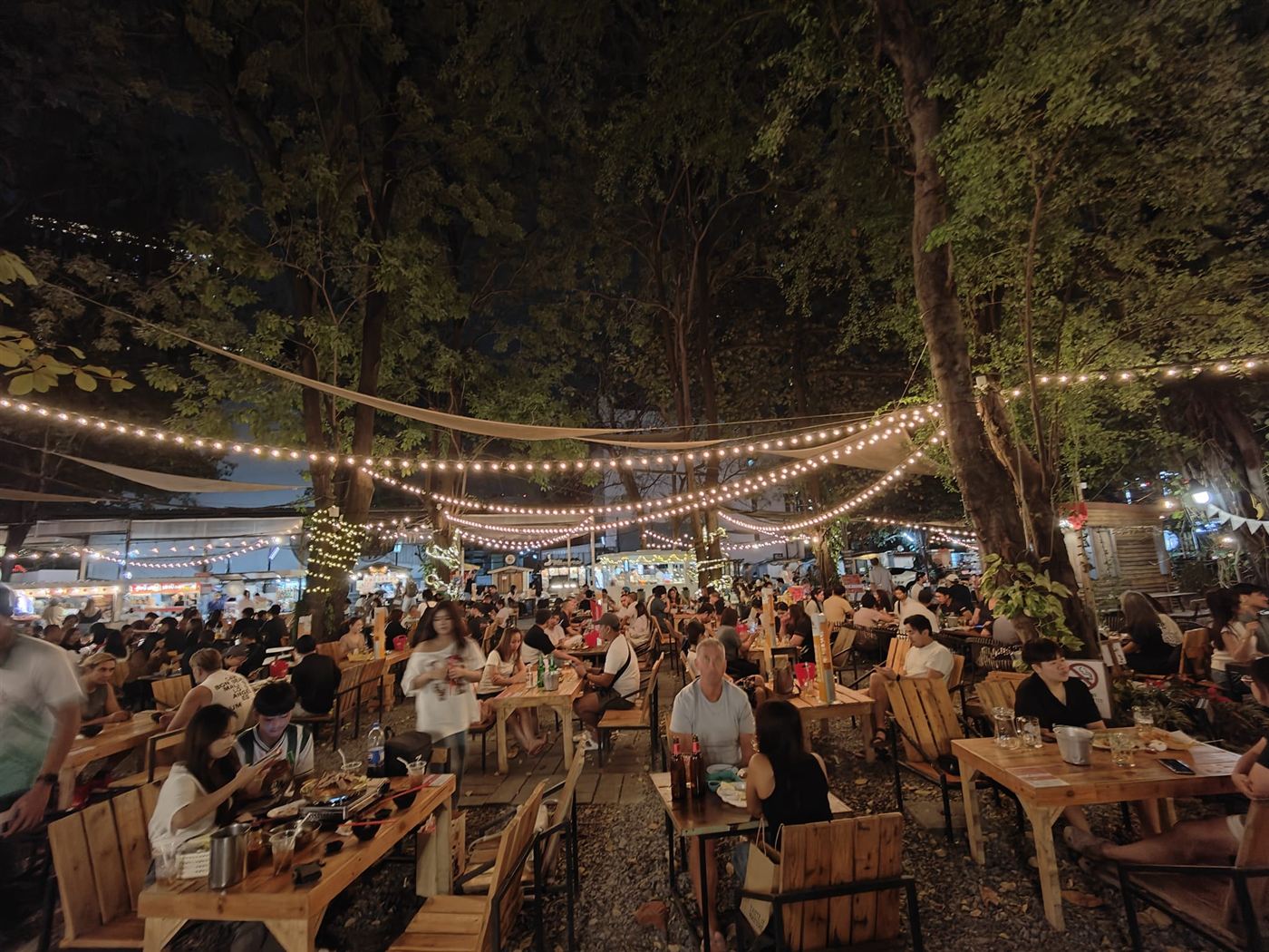 The Camping Ground Night Market mit Lichterketten